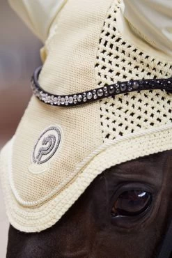 Fly Bonnet Glitter Mesh Platinum Pure SS23, Glitter -Equestrian Supplies Shop Eskadron Fliegenhaube GlitterMesh PlatinumPure FS23 Lifestyle 5 1280x1280