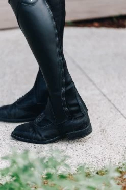 Chaps Classic Comfort Standard, Mini Chaps, Leather Chaps -Equestrian Supplies Shop dyon chaps clasic comfort black lifestyle 2 1280x1280